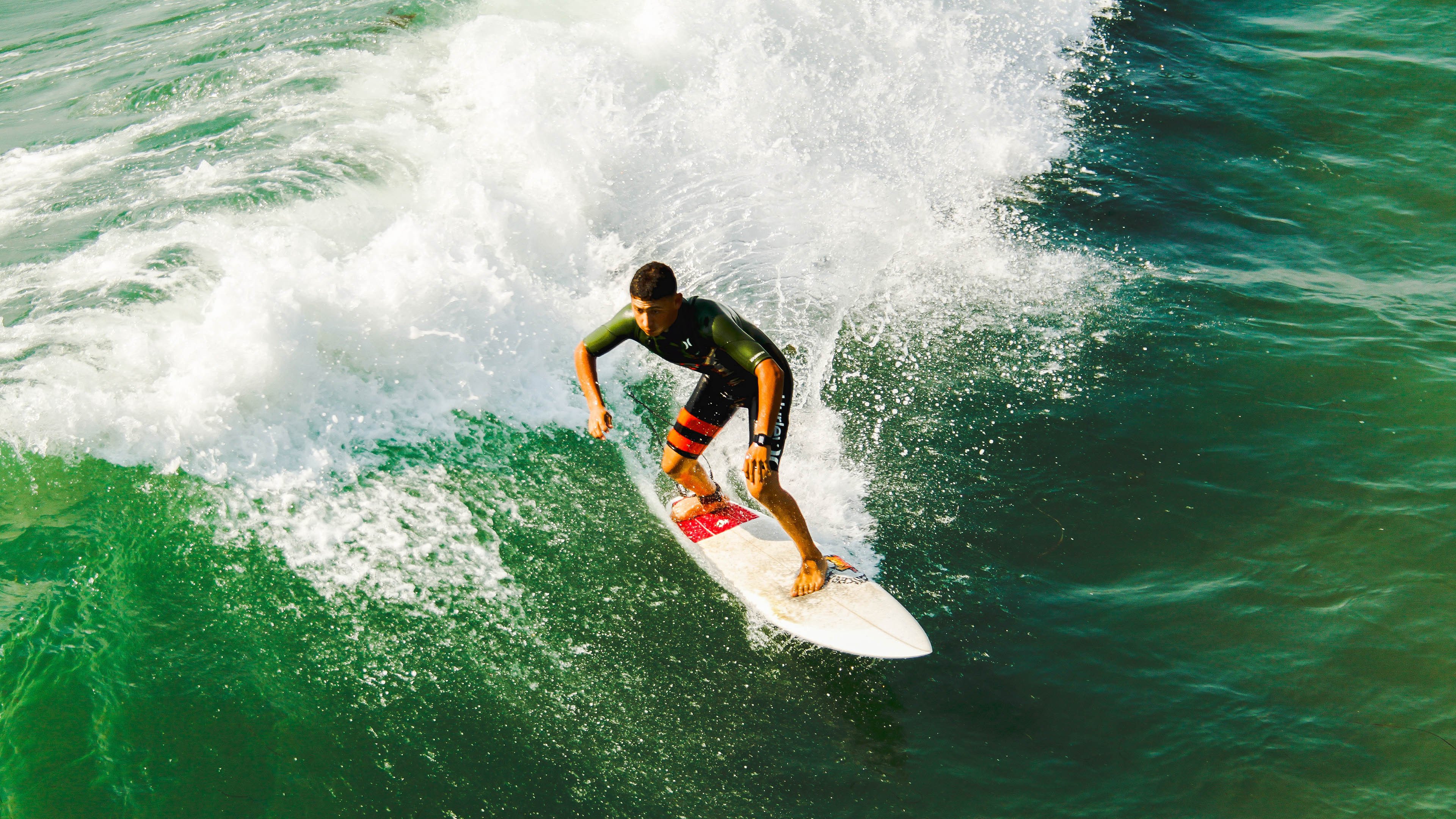 开云体育登录-拜仁屠龙刀今夜出鞘！勒沃库森铁桶阵被他一人凿穿，安联球场见证无解神话