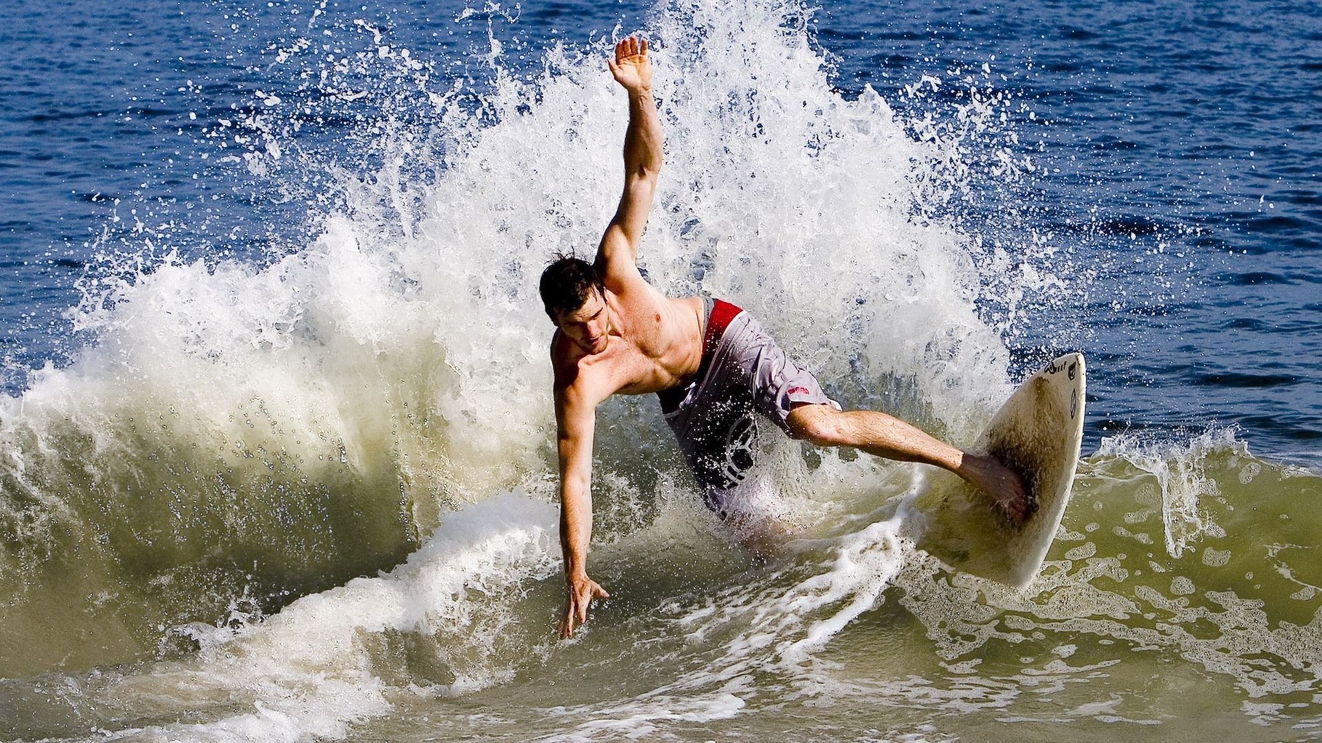 拜仁屠龙刀今夜出鞘！勒沃库森铁桶阵被他一人凿穿，安联球场见证无解神话